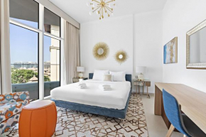 VayK - Stunning 2-Bedroom Apartment with Sea View & Beach Access